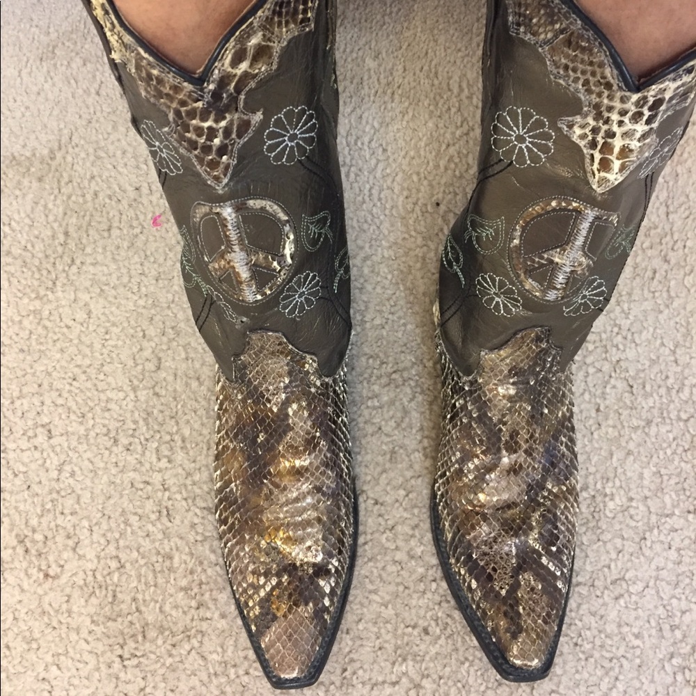 Woman’s resistol snake skin western boots